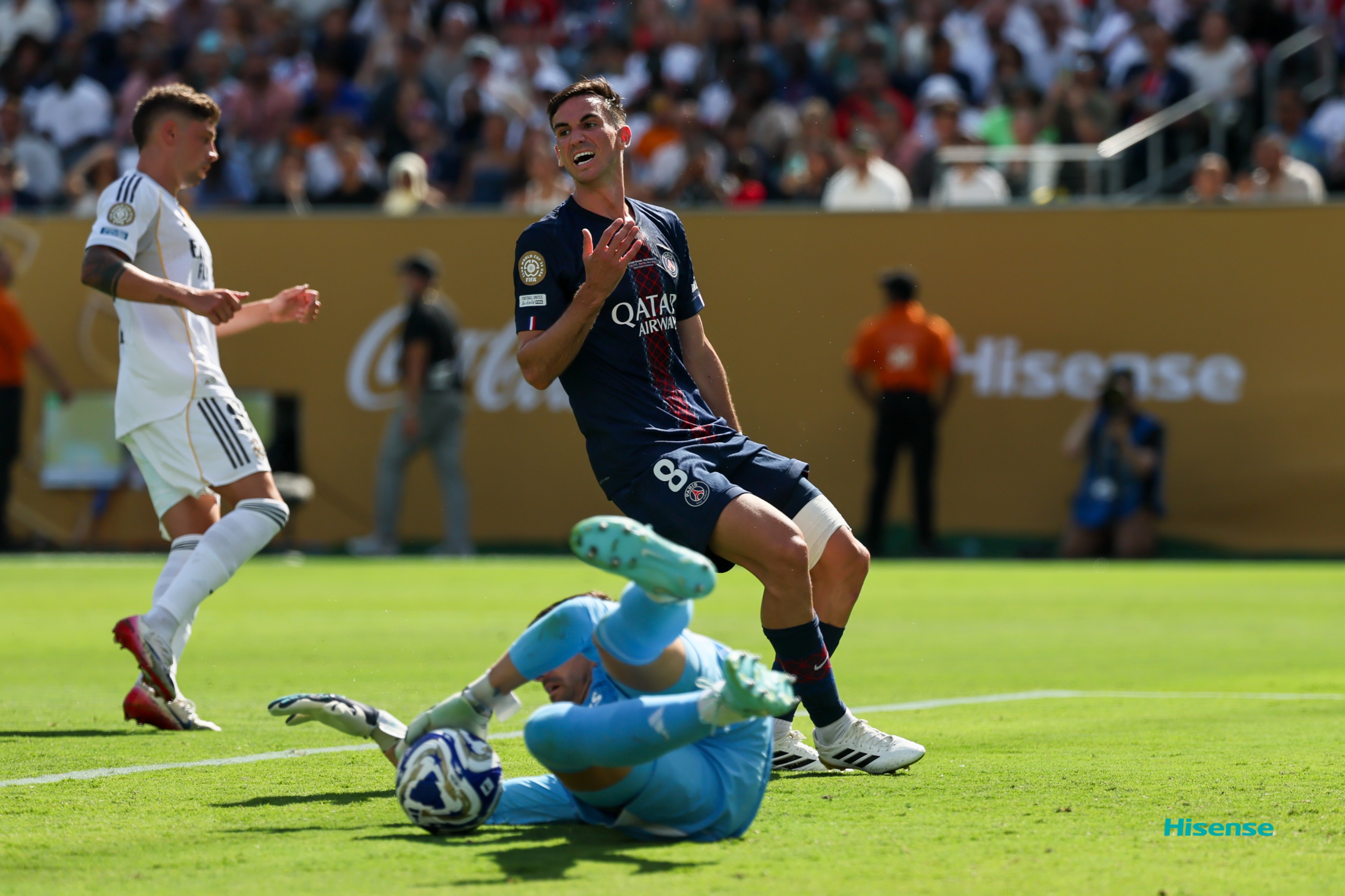 雷速体育- AC米兰训练开放日，加时末段篮板制胜引欢呼，欧冠在即，身体对抗强度拉满